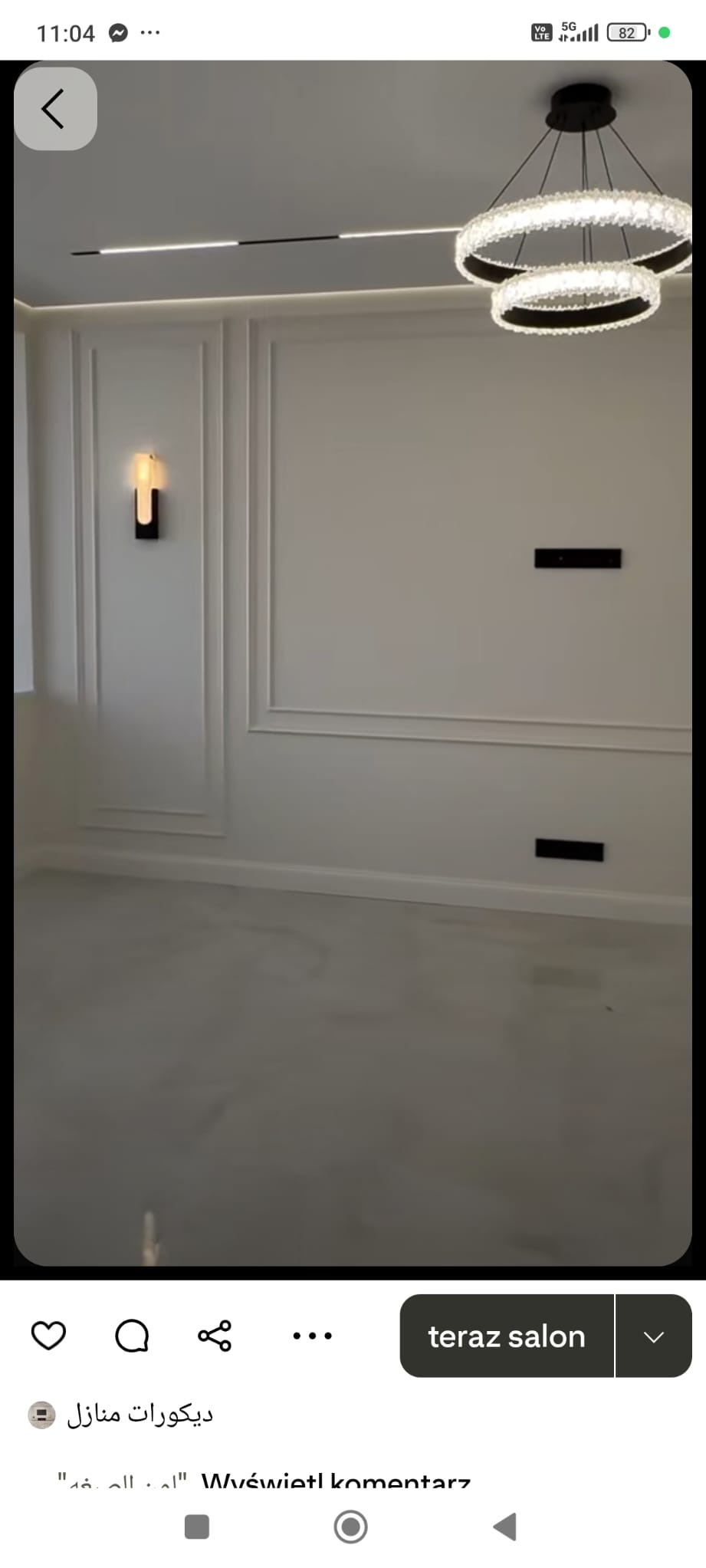 Eleganckie wykończenie wnętrza: białe ściany z dekoracyjnymi listwami, nowoczesne oświetlenie sufitowe i ścienne. Minimalistyczny design, jasne kolory.