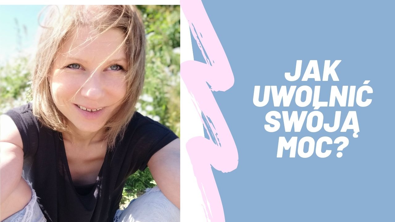Portret uśmiechniętej kobiety z rozwichrzonymi blond włosami na tle zieleni, obok tekst 'Jak uwolnić swoją moc?' na błękitnym tle.