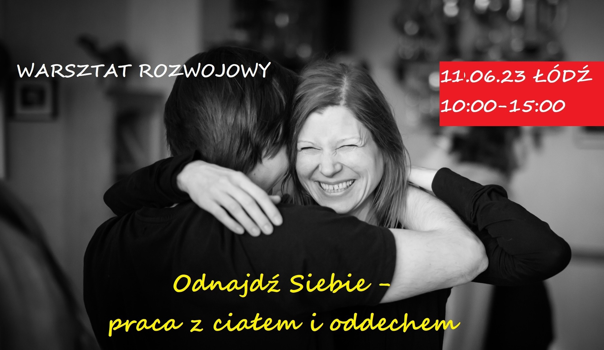 Czarno-białe zdjęcie z warsztatu rozwojowego: uśmiechnięta kobieta obejmowana przez mężczyznę, z napisem 'Odnajdź Siebie - praca z ciałem i oddechem' oraz informacją o dacie i miejscu wydarzenia...