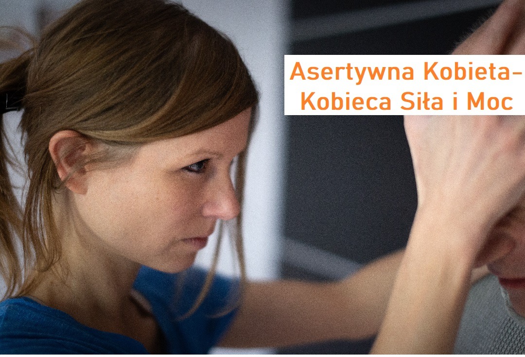 Kobieta z włosami związanymi w kucyk, z zamyślonym spojrzeniem, w trakcie zajęć z asertywności, z tekstem 'Asertywna Kobieta - Kobieca Siła i Moc' nałożonym na obraz.