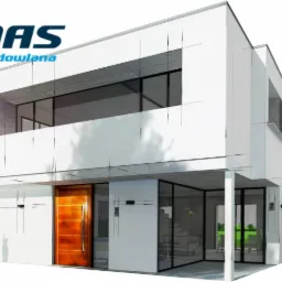 Wizualizacja nowoczesnego, dwukondygnacyjnego domu z płaskim dachem, białymi ścianami i elementami szklanymi, z logo firmy budowlanej w lewym g&oacute;rnym rogu.