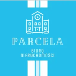 Logo biura nieruchomości Parcela na błękitnym tle z ikoną budynku z zegarem.