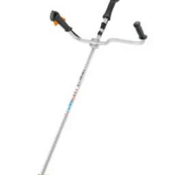 Profesjonalna podkaszarka spalinowa marki Stihl, model widoczny w całości, na białym tle, z pomarańczowo-szarym silnikiem i ergonomicznymi uchwytami.