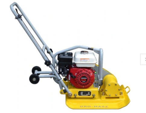 Żółta zagęszczarka gruntu Dro-Masz z silnikiem Honda GX, widok z boku na białym tle.
