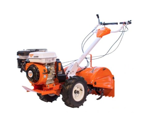 Pomarańczowo-biały glebogryzarka z silnikiem spalinowym, widok z boku na białym tle.