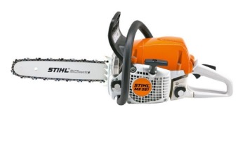 Pomarańczowo-biała piła łańcuchowa Stihl MS 261 na białym tle, widok z boku.