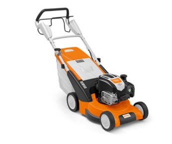 Pomarańczowo-biała kosiarka spalinowa marki Stihl, widok z boku, na białym tle.