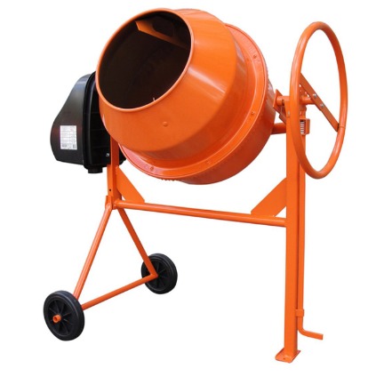 Pomarańczowa betoniarka z czarnym silnikiem elektrycznym i kołem ręcznym, na białym tle.