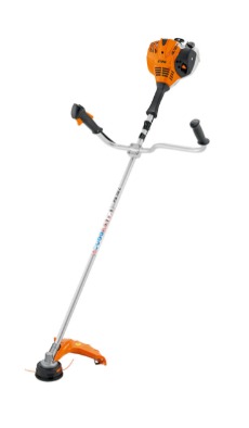 Profesjonalna podkaszarka spalinowa marki Stihl, model widoczny w całości, na białym tle, z pomarańczowo-szarym silnikiem i ergonomicznymi uchwytami.