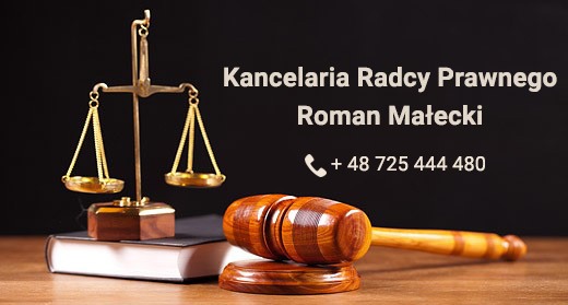 Mosiężna waga sprawiedliwości na książce obok drewnianego młotka sędziowskiego; w tle czarne tło z tekstem 'Kancelaria Radcy Prawnego Roman Małecki' oraz numerem telefonu.