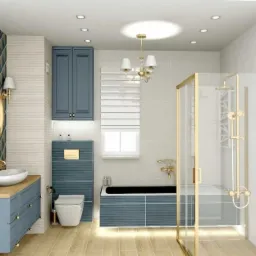 Jasna łazienka w odcieniach błękitu i złota z drewnianą podłogą, owalnym lustrem w złotej ramie, kabiną prysznicową ze złotymi detalami i wiszącą szafką nad toaletą.