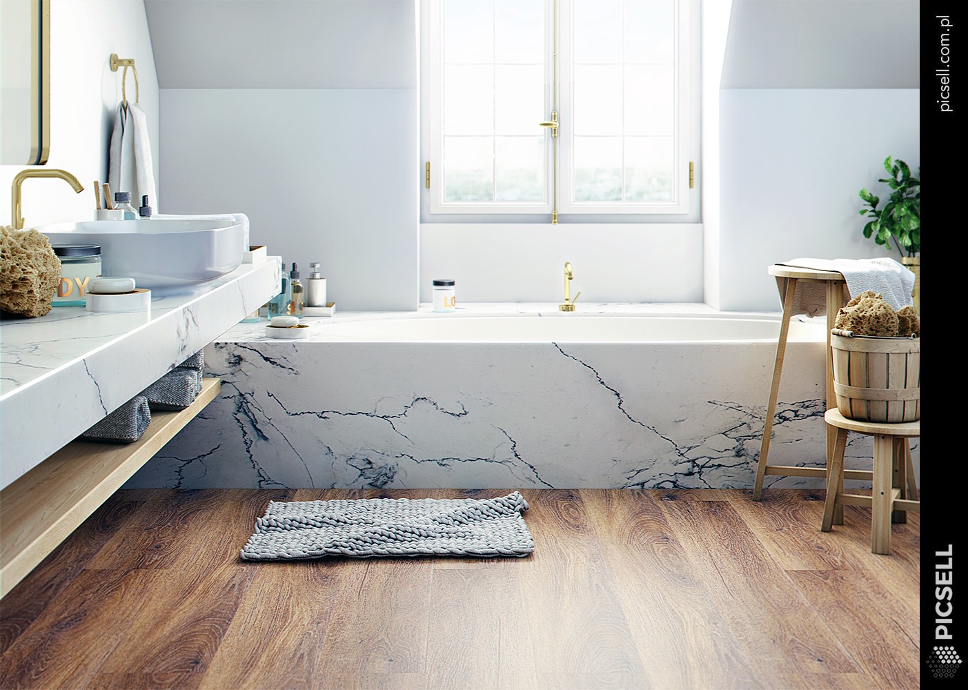 Jasna łazienka z marmurową obudową wanny, drewnianą podłogą i złotą armaturą, widok z niskiego kąta na szary dywanik.