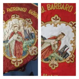 Dwa ujęcia haftowanego sztandaru z wizerunkiem św. Barbary z atrybutami górniczymi, w tym szybem kopalnianym, na czerwonym tle z ornamentami.