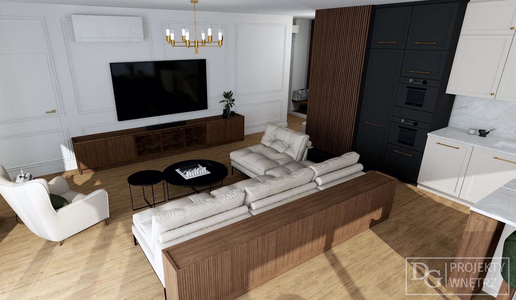 Wnętrze salonu z aneksem kuchennym: białe ściany z sztukaterią, drewniana podłoga, sofa z drewnianym panelem, czarne szafki kuchenne, złoty żyrandol.