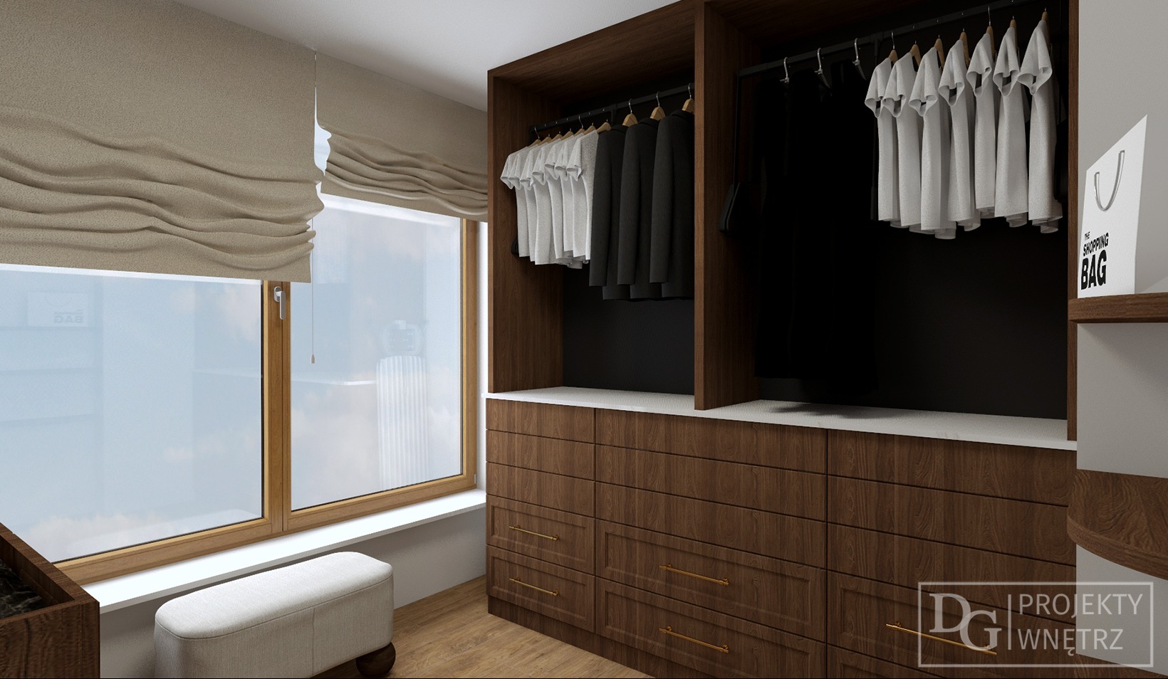 Wnętrze garderoby z drewnianymi szafkami i wieszakami na ubrania, oświetlone naturalnym światłem wpadającym przez okno z beżową roletą rzymską.