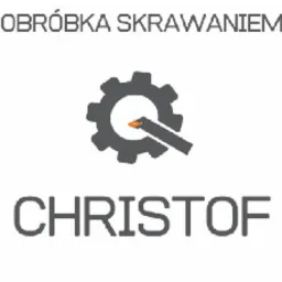 Grafika wektorowa przedstawiająca logo firmy: szara zębatka z centralnym otworem, przez który przechodzi narzędzie skrawające, poniżej napis CHRISTOF, u góry napis OBROBKA SKRAWANIEM, wszystko...