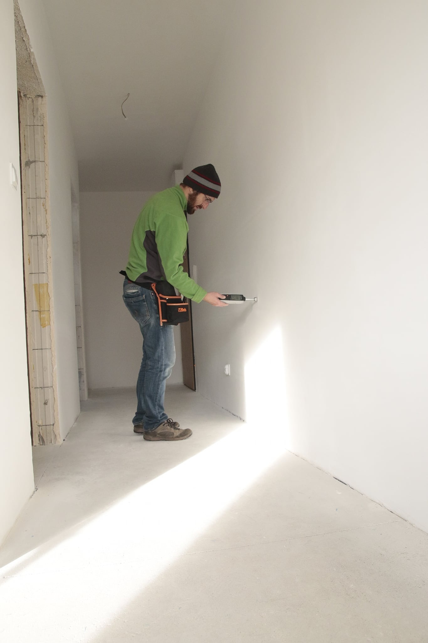 Pomiar wilgotności ściany wilgotnościomierzem.