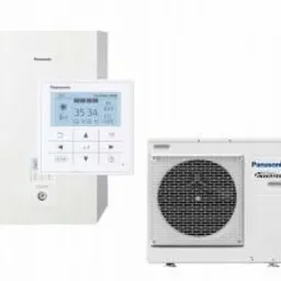 Biała pompa ciepła Panasonic Aquarea z panelem sterowania, widok z przodu na białym tle.