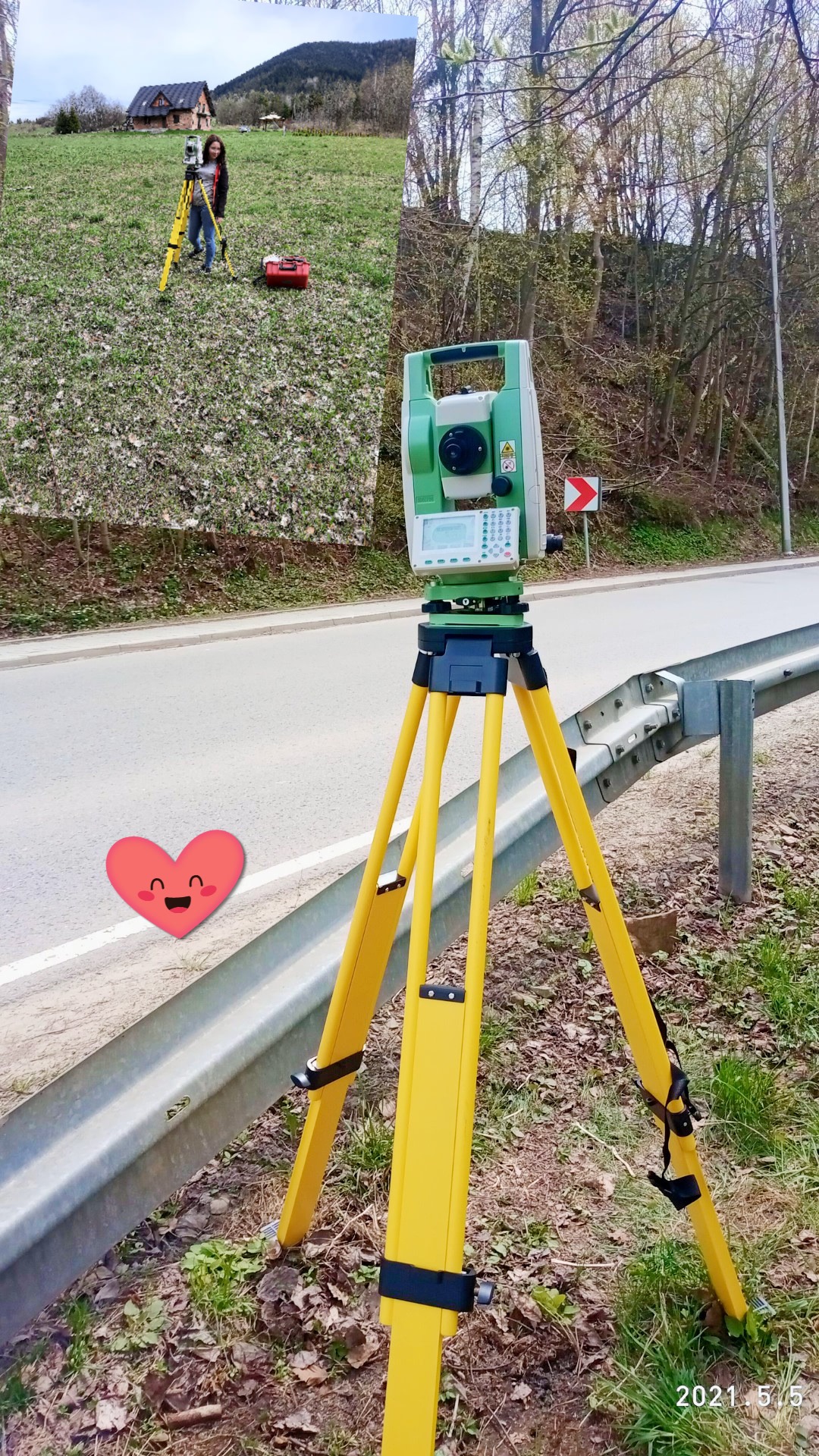 Pomiar geodezyjny w terenie: żółty teodolit na trójnogu ustawiony przy drodze, w tle pracująca geodetka z drugim teodolitem na wzgórzu w pobliżu domu.