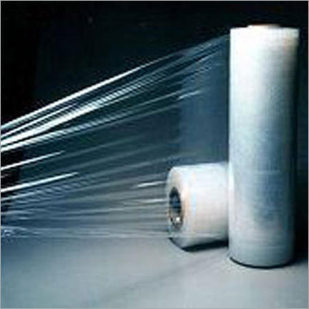 Dwie rolki przezroczystej folii stretch, jedna pionowa, druga pozioma, z widocznym rdzeniem, na ciemnym tle.