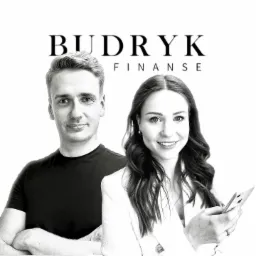 Czarno-białe portretowe zdjęcie dwojga uśmiechniętych doradców finansowych, mężczyzna i kobieta, z logo firmy 'BUDRYK FINANSE' w tle. Kobieta trzyma smartfon.