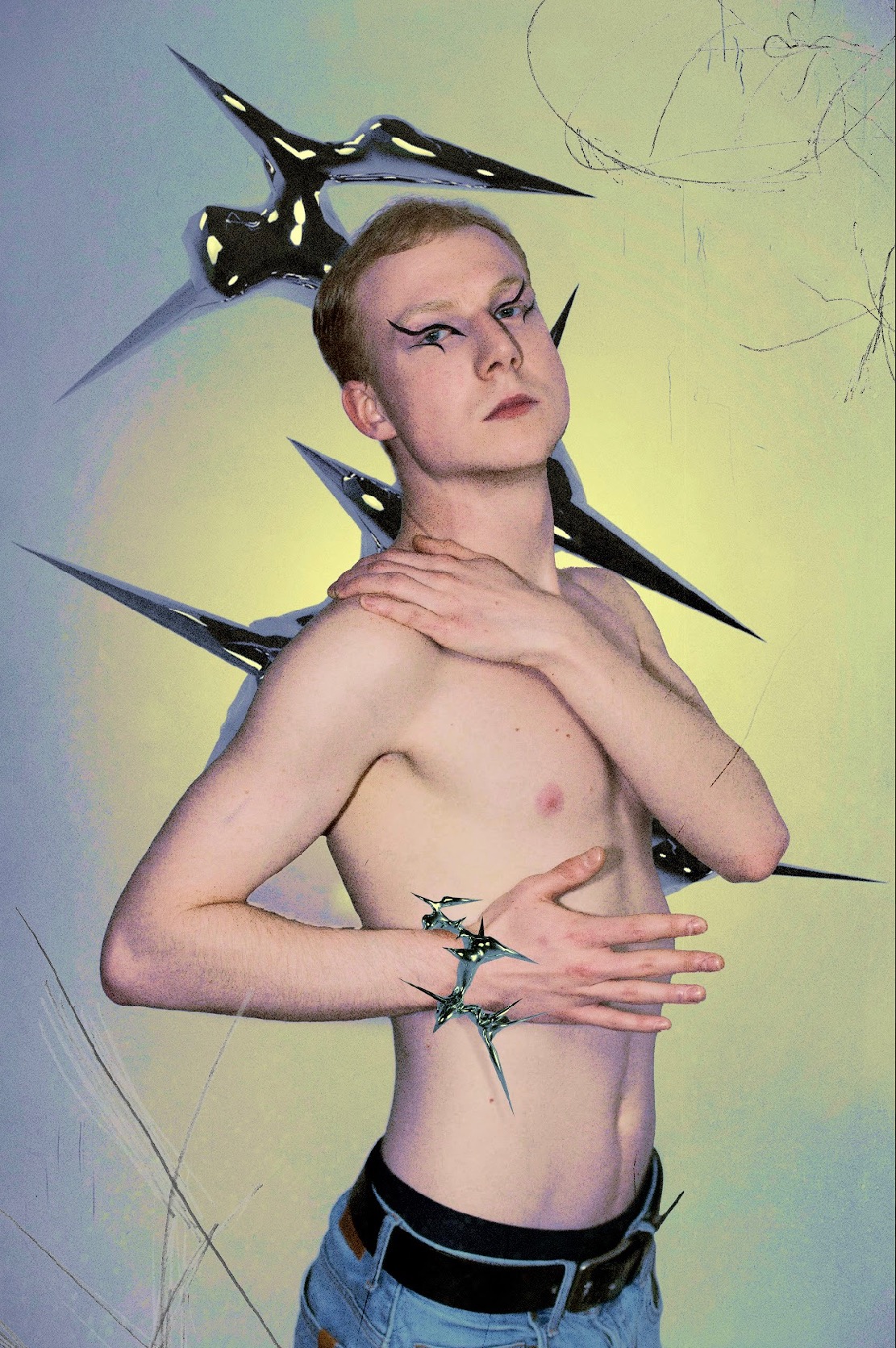 Młody mężczyzna bez koszuli z awangardowym makijażem oczu i abstrakcyjną biżuterią z kolcami na nadgarstku, pozujący na tle z efektem graficznym.