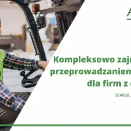 Uśmiechnięty mężczyzna w niebieskiej czapce i odblaskowej kamizelce obsługuje wózek widłowy w magazynie, z tekstem reklamowym firmy rekrutacyjnej AB OVO solutions.