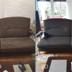 Zdjęcie porównawcze: brązowa kanapa przed i po czyszczeniu, widoczne różnice w odświeżeniu tapicerki, z lewej strony kanapa z widocznymi plamami, z prawej strony kanapa po zabiegu, na stoliku...