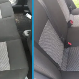 Porównanie tylnej kanapy samochodowej przed i po czyszczeniu, widoczne różnice w czystości tapicerki i usunięte zabrudzenia z podłogi.