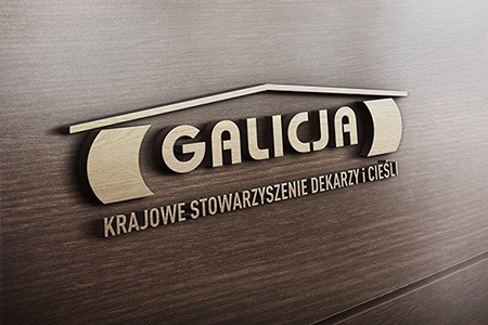 Logotyp firmy 'Galicja Krajowe Stowarzyszenie Dekarzy i Cieśli' w kolorze piaskowym, umieszczony na ciemnobrązowym tle imitującym drewno.