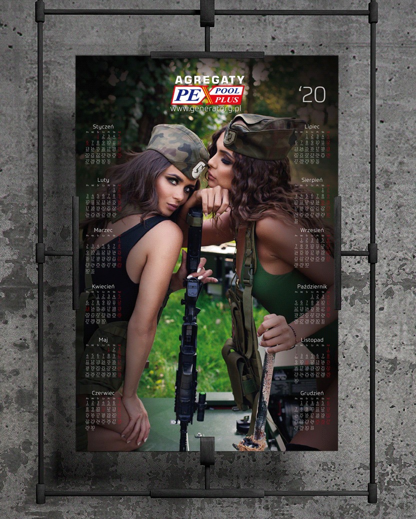 Kalendarz firmowy na rok 2020 z dwiema modelkami w militarnym stylu, trzymającymi repliki broni, wiszący na metalowym stelażu na tle betonowej ściany.