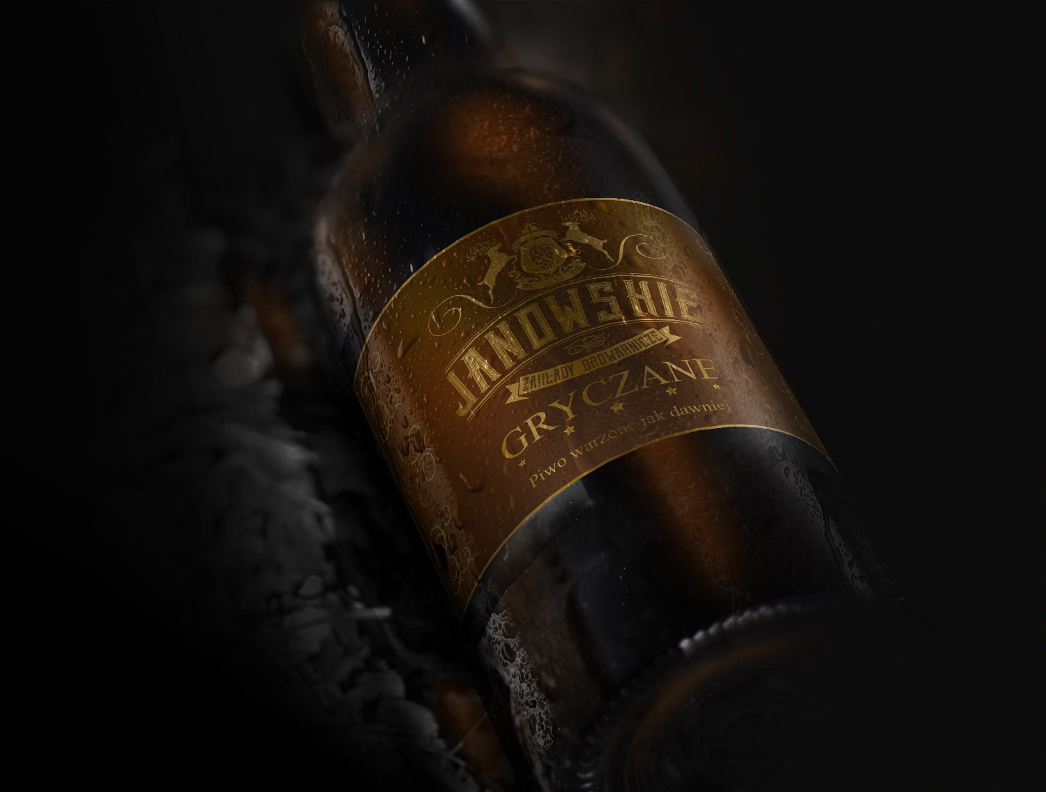Butelka piwa Janowskie Gryczane z kroplami wody na etykiecie, leżąca na ciemnym, rozmytym tle.