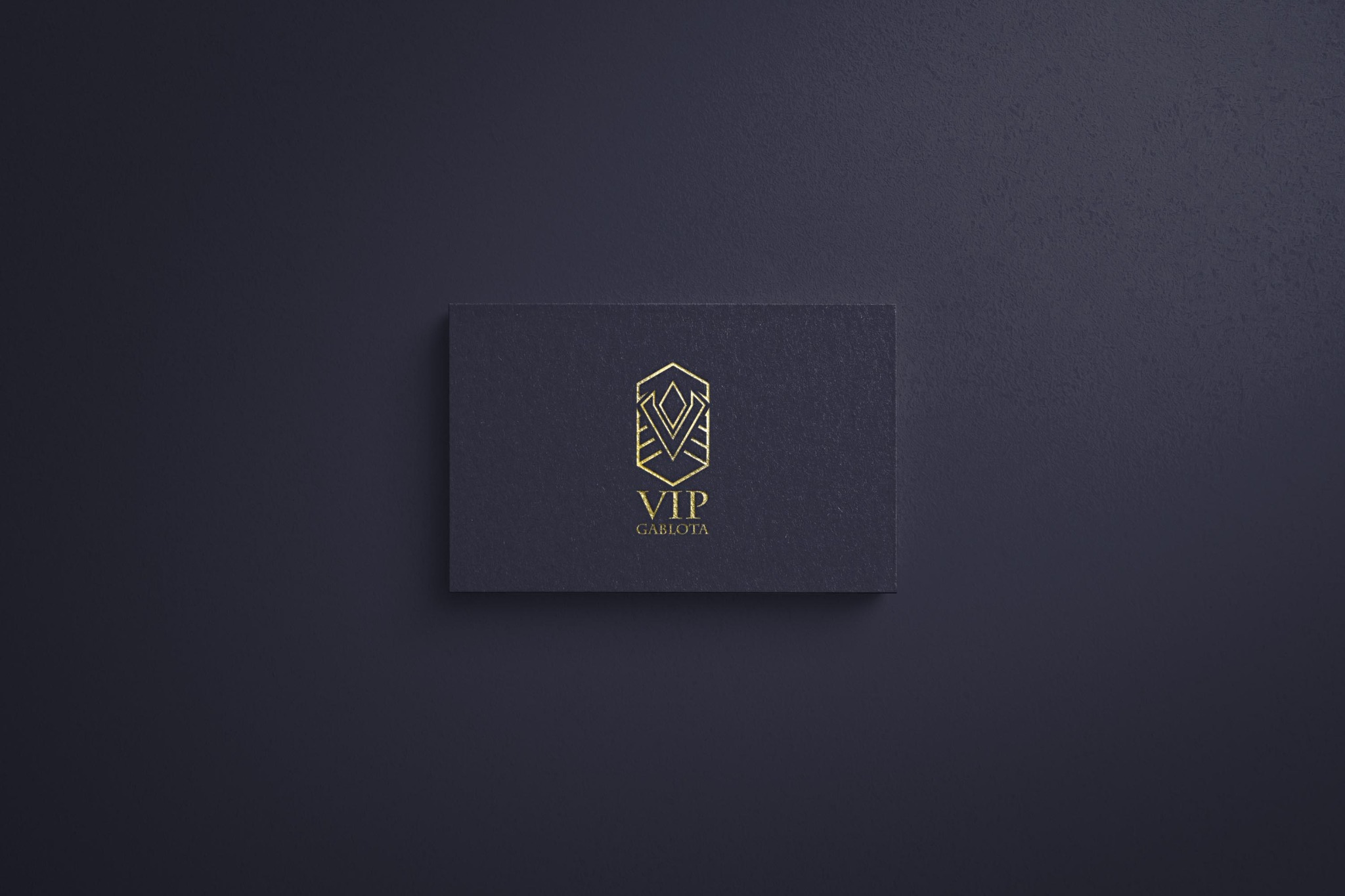 Elegancka, czarna wizytówka z tłoczonym, złotym logo w stylu art deco i napisem 'VIP GABLOTA' na teksturowanym, ciemnogranatowym tle.