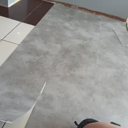 układanie paneli winylowych samoprzylepnych