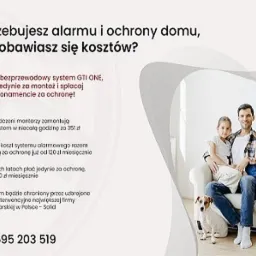 Reklama systemu alarmowego: uśmiechnięta rodzina siedząca na kanapie z psem, obok tekst informujący o możliwości zakupu systemu alarmowego i spłacania go w abonamencie, z podanym numerem telefonu.