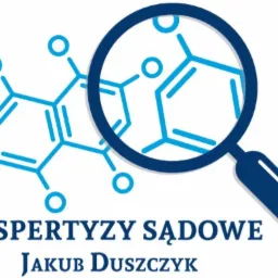 Logo firmy 'Ekspertyzy Sądowe Jakub Duszczyk' przedstawiające niebieski wzór chemiczny oglądany przez lupę.