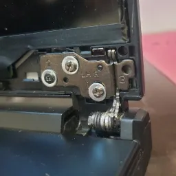 Naprawa zawiasów w laptopie.