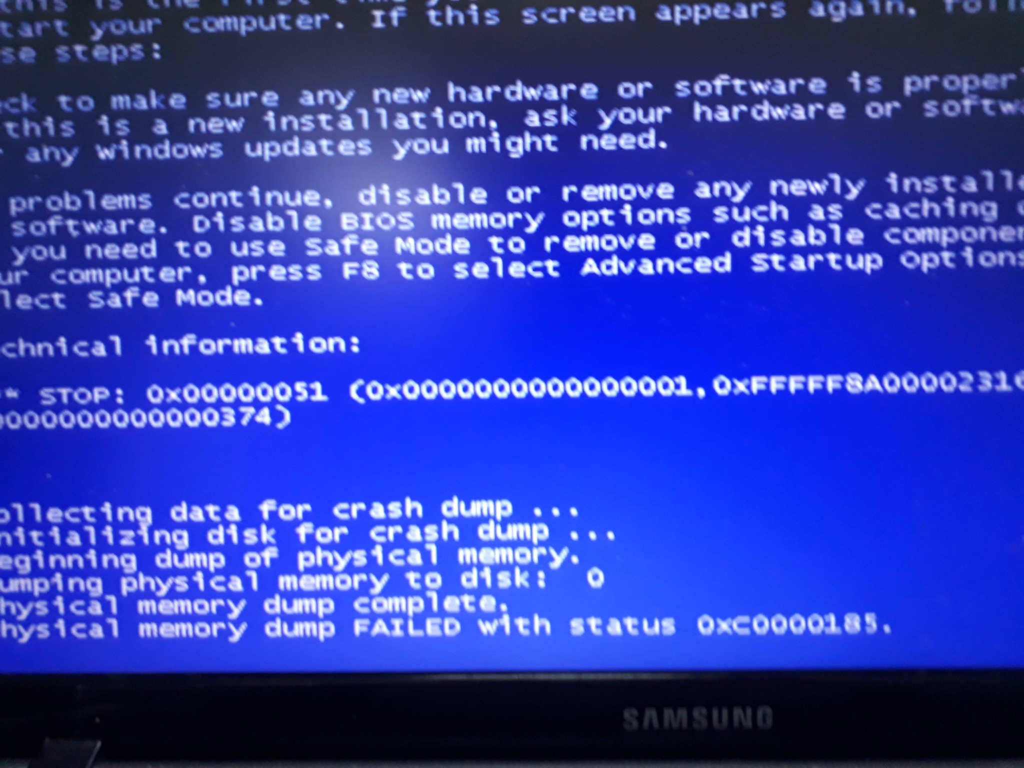 Ekran laptopa Samsung wyświetlający niebieski ekran śmierci z kodem błędu 0xc0000185 i informacjami technicznymi o błędzie krytycznym systemu operacyjnego.