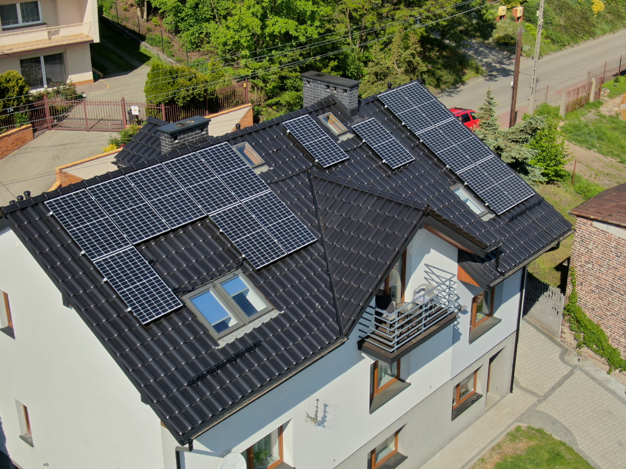 Montaż paneli na dachu budynku wielorodzinnego