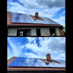 Panele fotowoltaiczne na dachu domu z ceglaną dachówką, widoczne okno dachowe i komin, niebo z chmurami w tle.