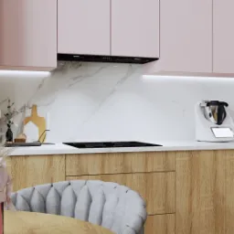 Nowoczesna kuchnia z różowymi szafkami, drewnianymi frontami, marmurowym backsplashiem, sprzętem AGD Smeg i kwiatami w wazonie na pierwszym planie, z logo projektanta w prawym dolnym rogu.