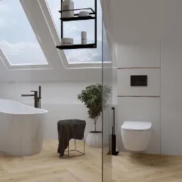 Minimalistyczna łazienka na poddaszu z wanną wolnostojącą, czarną armaturą i drewnianą podłogą w jodełkę, oświetlona przez okna dachowe.