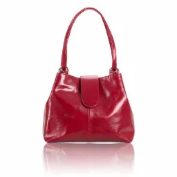 Elegancka, czerwona, skórzana torebka damska typu shopper z krótkimi uchwytami, widoczna na białym tle z odbiciem.