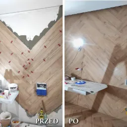 Porównanie 'przed' i 'po' układania płytek imitujących drewno w jodełkę na ścianie, widoczne czerwone krzyżyki dystansowe i biała fuga w trakcie prac, oraz efekt końcowy z zamontowanym gniazdkiem...