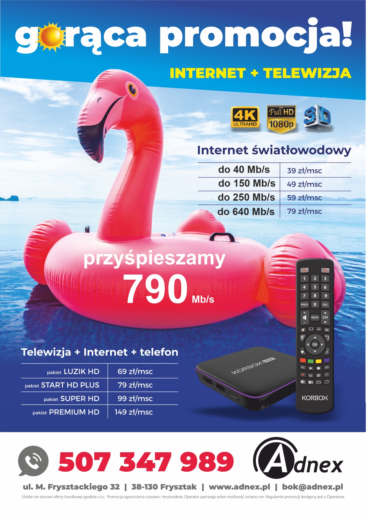 Reklama operatora telekomunikacyjnego Adnex z różowym dmuchanym flamingiem w tle, oferującego szybki internet światłowodowy i telewizję w pakietach, z dekoderem KORBOX i pilotem na pierwszym planie.