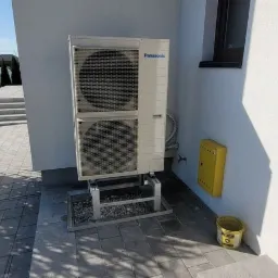 Jednostka zew. na nierdzewnym stojaku ze studnią chłonną.