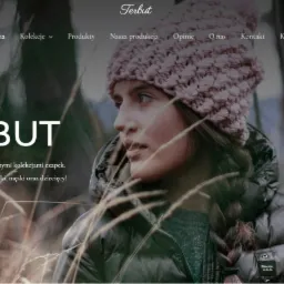 Strona internetowa sklepu Terbut z kolekcją czapek, prezentująca modelkę w różowej czapce na tle zarośli.