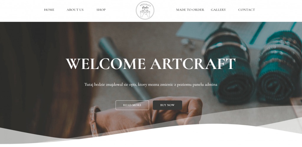 Strona internetowa z napisem WELCOME ARTCRAFT, prezentująca ręcznie robione bransoletki i odnośniki do sklepu, galerii i kontaktu.