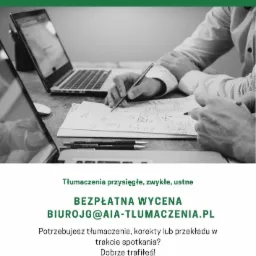 Dwie osoby pracują nad dokumentem przy biurku z laptopami. Jeden z mężczyzn trzyma długopis nad arkuszem, drugi wskazuje na niego palcem. Na biurku leżą również długopisy i notatki.