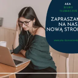 Kobieta w okularach, z uśmiechem, pracuje na laptopie przy biurku. Reklama biura tłumaczeń z zaproszeniem na nową stronę internetową.
